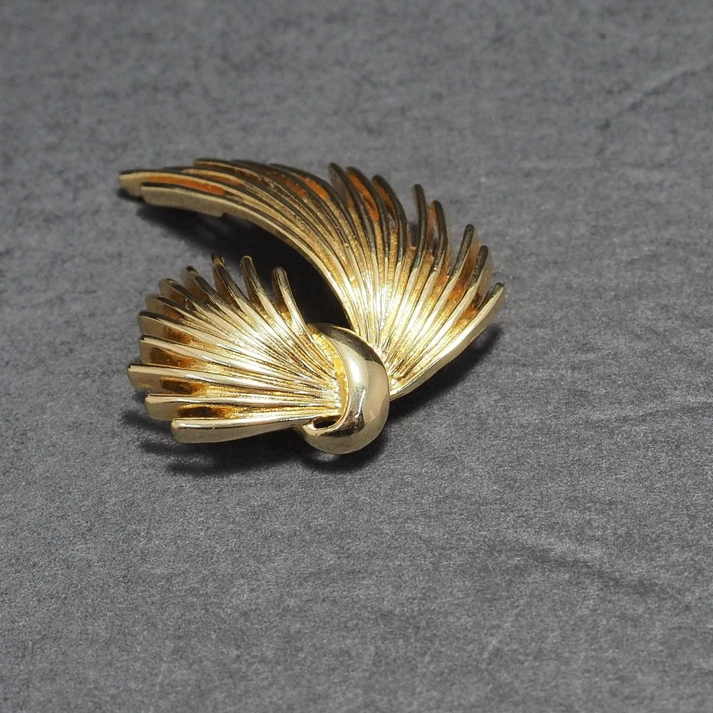 Vintage Brooch Pin Gold Tone Feather Bow Fringe Plume Polished Spray Openwork
